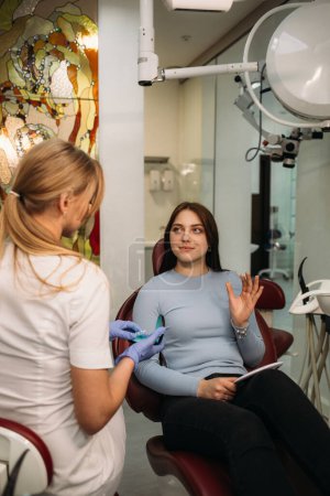 Zahnarzt zeigt Patienten in der Zahnheilkunde Orientierungspunkte