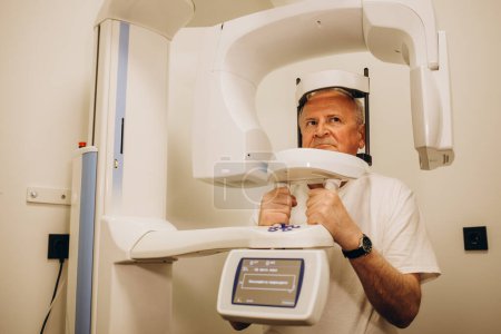 Foto de Paciente en un escáner de resonancia magnética del hospital. Mujer pone en dispositivo de imagen de resonancia magnética. Una paciente está haciendo tomografía en la clínica. - Imagen libre de derechos