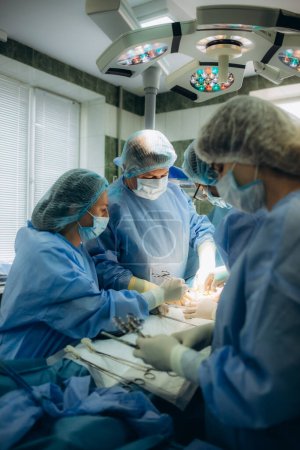 Foto de Equipo quirúrgico operando. Médico realizando cirugía usando equipo esterilizado. Ginecólogos y parteras dando a luz. Bebé en el hospital de maternidad
. - Imagen libre de derechos