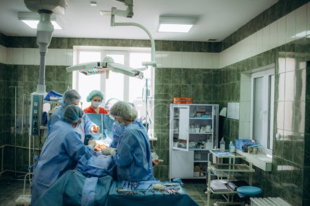 Téléchargez les photos : Un chirurgien recoud un patient dans la salle d'opération. - en image libre de droit