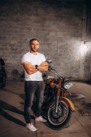 Foto de El hombre recoge las motocicletas retro y coches retro. - Imagen libre de derechos