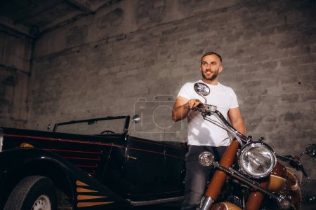 Foto de El hombre recoge coches retro y motocicletas. - Imagen libre de derechos