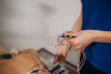 Foto de Terapia Física de Espalda Baja con Almohadillas de Electrodo TENS, Estimulación del Nervio Eléctrico Transcutáneo. Electrodos en la zona lumbar del paciente. Foto de alta calidad - Imagen libre de derechos