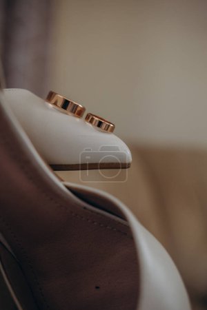 Foto de Anillo de oro entre el zapato. Foto de alta calidad - Imagen libre de derechos