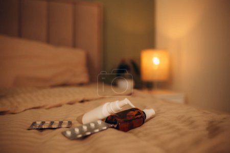 Téléchargez les photos : Médicaments et pilules contre le rhume gisent sur le lit - en image libre de droit
