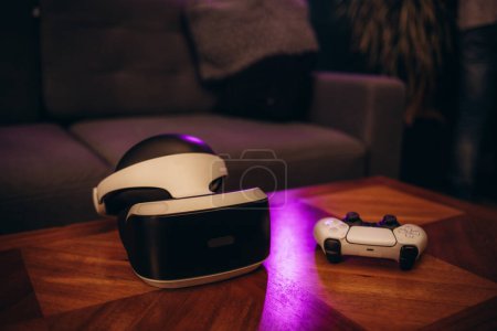 lunettes de réalité virtuelle et un joystick reposent sur la table