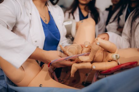 Estudiante de medicina con maniquí de mujer embarazada en la sala del hospital. práctica de la medicina, concepto de salud. Foto de alta calidad