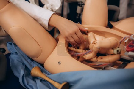 Foto de Una lección práctica sobre un maniquí embarazada para estudiantes de obstetricia y ginecología - Imagen libre de derechos