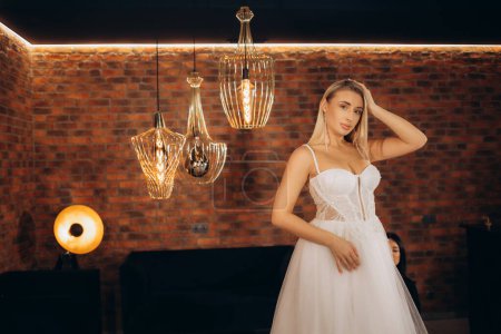 Hermosa novia con un vestido de novia en un salón de bodas