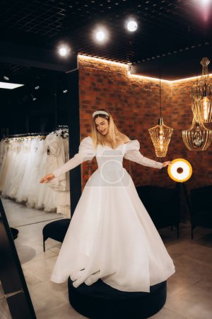Téléchargez les photos : Belle mariée portant une robe de mariée dans un salon de mariage - en image libre de droit