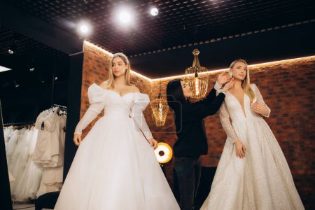 Téléchargez les photos : Deux belles mariées dans un salon de mariage - en image libre de droit