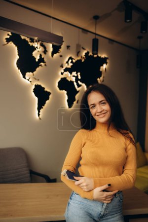 schöne junge Frau mit Flugtickets im Reisebüro