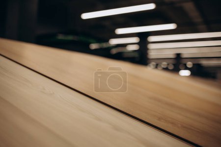 Foto de Fondo laminado. Muestras de laminado o parquet con un patrón y textura de madera para suelos y diseño de interiores. Producción de pisos de madera - Imagen libre de derechos