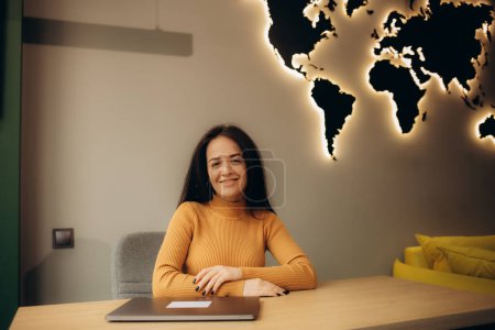 retrato de una mujer agente de viajes en la oficina de una agencia de viajes