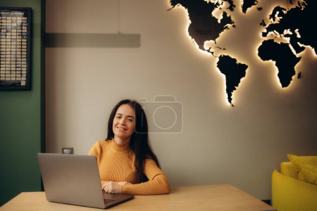 Porträt einer Reisebüromitarbeiterin im Büro eines Reisebüros