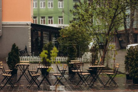 Foto de La terraza de verano de la cafetería bajo la lluvia - Imagen libre de derechos