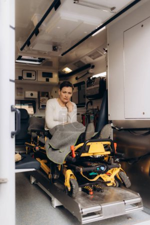 Retrato de una mujer angustiada dentro de una ambulancia