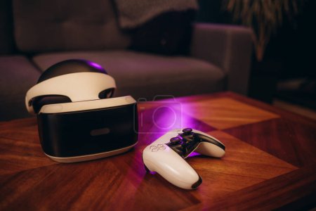 gafas de realidad virtual y un joystick para videojuegos sobre la mesa