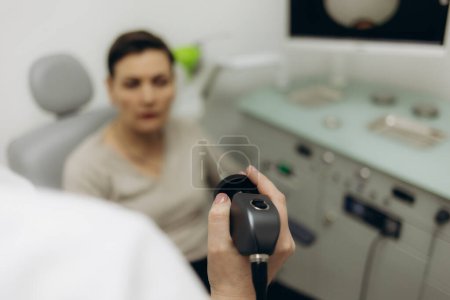 ORL médecin faisant examen de gorge d'une femme âgée. mature patient ouvert son bouche pour gorge check-up