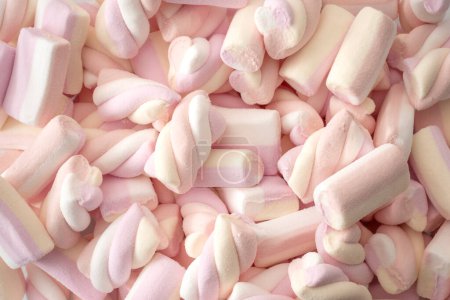 Foto de Full Frame Close Up of Piled Pink and White Marshmallows: Concepto para golosinas azucaradas, Indulgencia poco saludable, Snack de alto contenido calórico, Factor de riesgo de diabetes y snacks coloridos de comida chatarra - Imagen libre de derechos