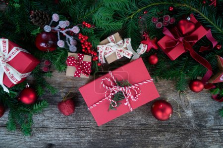 Téléchargez les photos : Cadeau de Noël - pile de coffrets cadeaux de Noël emballés, bordure sur fond en bois, vue de dessus - en image libre de droit