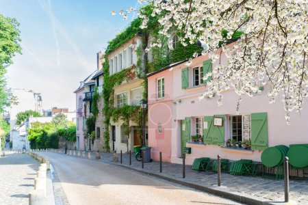 Foto de Vista de la antigua calle en el barrio de Montmartre en París, Francia. Acogedor paisaje urbano de París en primavera. Arquitectura y monumentos de París. - Imagen libre de derechos