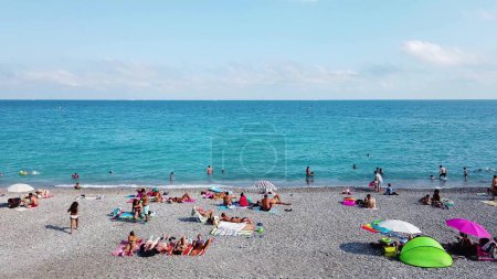 Téléchargez les photos : Eau turquoise de cote dAzur et belle plage en été, France - en image libre de droit