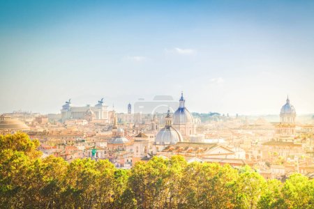 Téléchargez les photos : Panorama panoramique de la ville de Rome au jour d'été, Italie - en image libre de droit