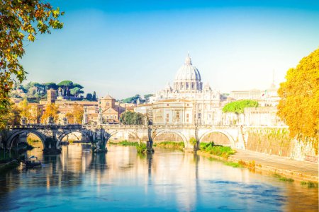 Foto de Catedral de San Pedro sobre el puente y el río Tíber en Roma al atardecer, Italia - Imagen libre de derechos