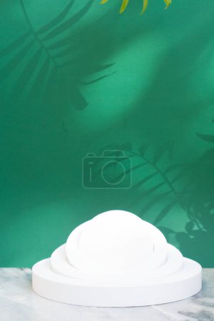 Exhibición moderna mínima del producto en fondo verde profundo con podio blanco y superposición de la sombra