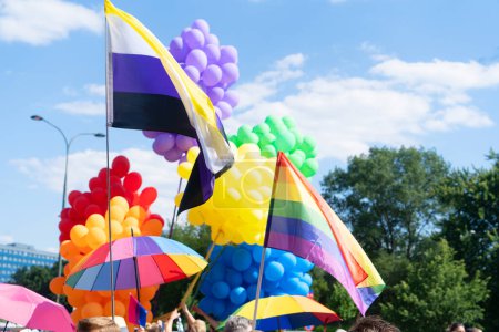 Foto de Gay orgullo desfile, vista de arco iris lgbt banderas y globos sobre la gente - Imagen libre de derechos