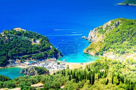 Blick auf die Paleokastritsa-Strandbucht auf Korfu im Sommer, Griechenland, getönt