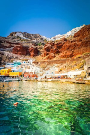 Téléchargez les photos : Baie d'Amoudi avec eau brillante et bateaux, port d'Oia, Santorin Grèce à l'été ensoleillé - en image libre de droit