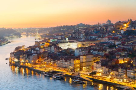 Téléchargez les photos : Vue pittoresque et colorée sur la vieille ville de Porto au coucher du soleil, Portugal avec pont Ponte Dom Luis sur la rivière Douro. Porto, ville méditerranéenne touristique - en image libre de droit