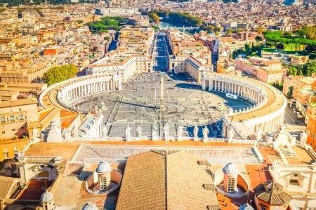 Téléchargez les photos : Place Saint-Pierre au Vatican d'en haut et toits de Rome, Italie - en image libre de droit