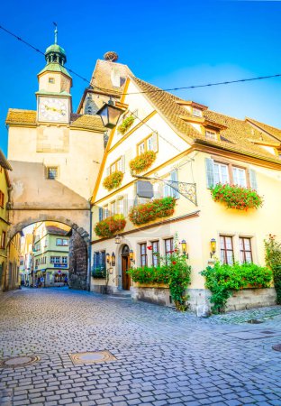 Téléchargez les photos : Petite rue confortable avec maisons à colombages de Rothenburg ob der Tauber, Allemagne - en image libre de droit