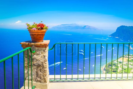 schöne Details der Sommerküste des Tyrrhenischen Meeres, Insel Capri, Italien