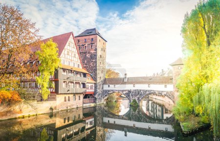 Foto de Casco antiguo de Nuremberg con casas de entramado de madera sobre el agua del río Pegnitz, Alemania - Imagen libre de derechos