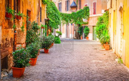 Blick auf die Altstadt italienische Fußgängerzone in trastevere, rom, italien