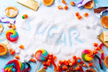 Süßigkeiten mit Zucker, flache Draufsicht-Szene mit Wortzucker