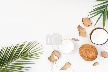 Foto de Escena de verano plana con hojas de palma y frutos de coco sobre fondo de madera - Imagen libre de derechos