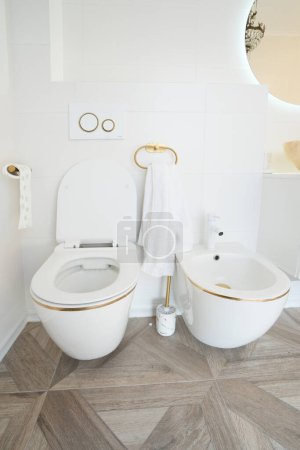 modernes weißes WC und Bidet-Schüssel im Badezimmer Toilette in Nahaufnahme
