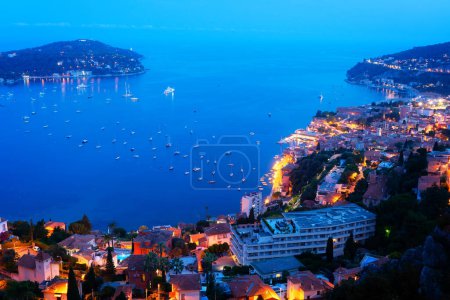 Téléchargez les photos : Côte colorée avec bateaux et bateaux, cote dAzur Provence, nuit bleue, France - en image libre de droit