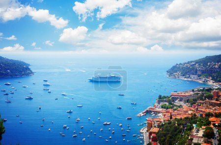 Téléchargez les photos : Côte colorée et eau turquoise avec bateaux et bateaux, cote dAzur, France, tonique rétro - en image libre de droit