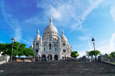 Blick auf weltberühmte sakrale Kirchenfassade mit Treppe im Sommer, Paris, Frankreich