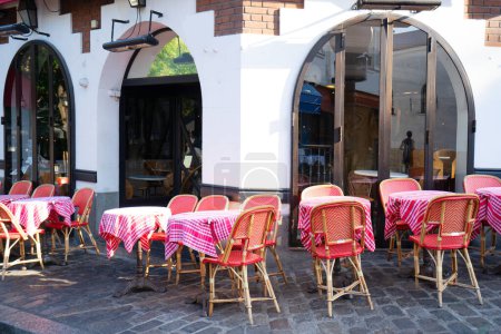 Blick auf die romantische Monmartre-Straße mit Cafétischen aus nächster Nähe, Paris, Frankreich