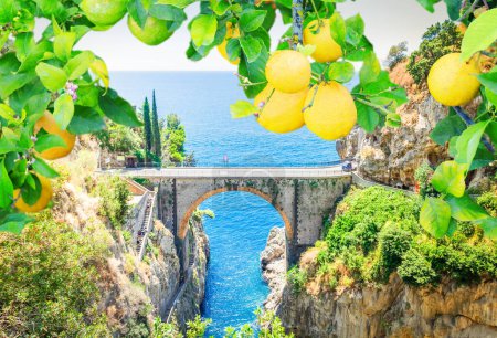 Foto de Famoso viaducto de carretera pintoresco de la costa de verano de Amalfitana, Italia imagen tonificada - Imagen libre de derechos