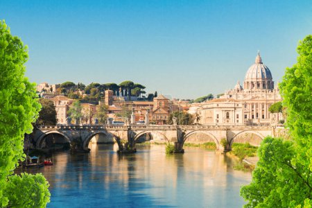 Foto de Catedral de San Pedro sobre puente y río en Roma, Italia - Imagen libre de derechos