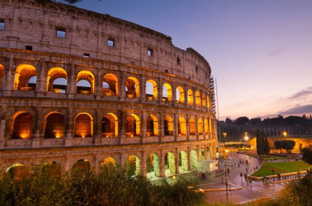 Blick auf das nachts beleuchtete Kolosseum in Rom, Italien