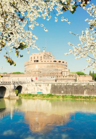 château saint Angelo et pont au jour du printemps, Rome, Italie